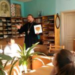 В Червенской центральной районной детской библиотеке состоялась встреча священника с учащимися