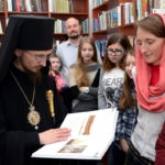 Владимир Лиходедов передал в дар библиотеке Борисовской епархии уникальные книги