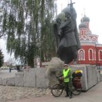 Велосипедист из Новосибирска по дороге в Брест заехал в Воскресенский собор Борисова