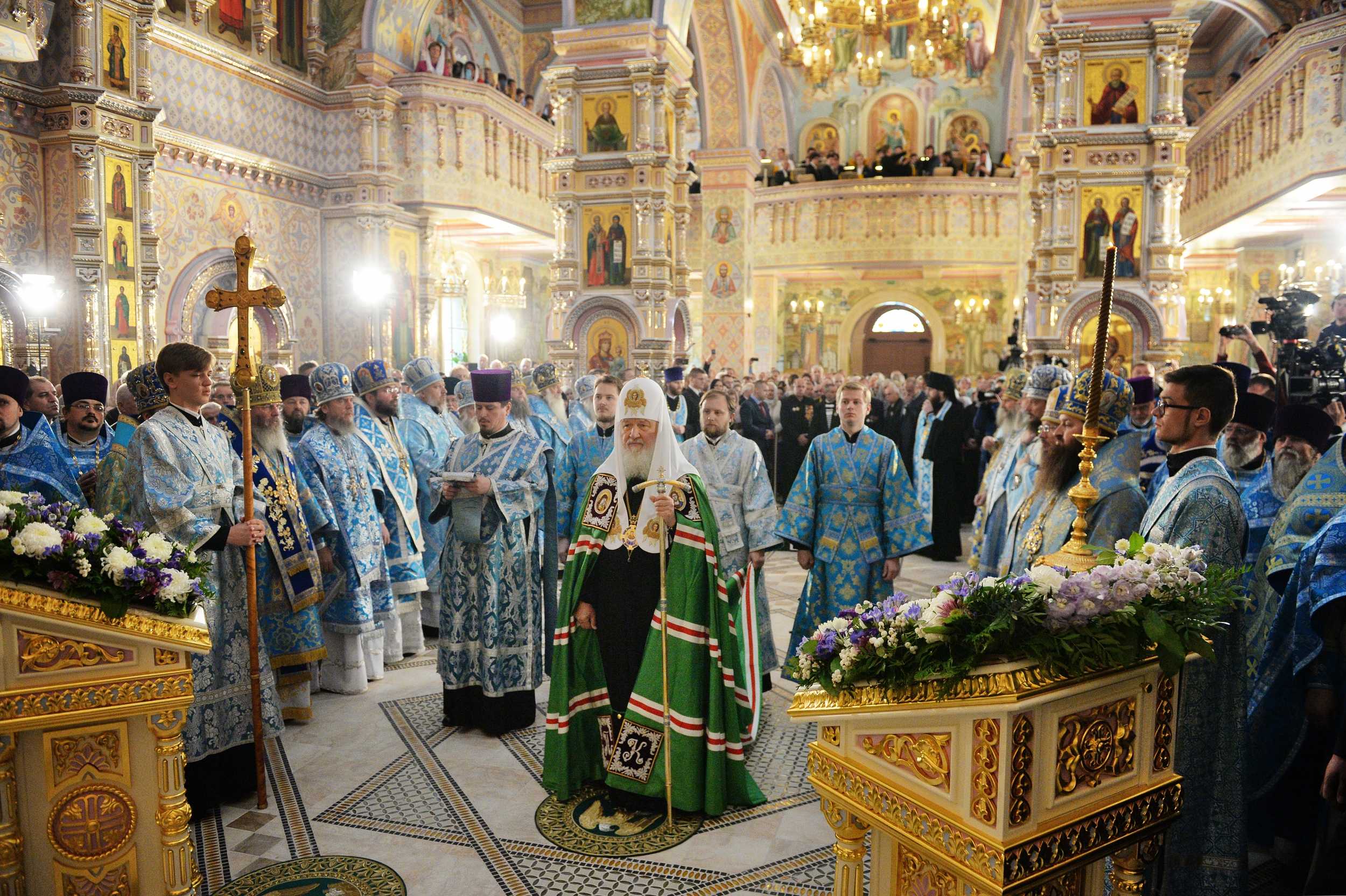 Православный литургический образ. Облачения Патриарха на освящении собора. Паттайя освящен Всехсвятский храм русской православной церкви.. Вечерняя служба перед освящением храма. Покров Пресвятой Богородицы проповеди Патриарх Кирилл.