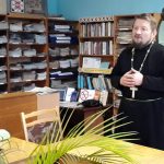 В Червенской детской библиотеке священник провел беседу со школьниками на тему: «Почитание икон, почитание святых»