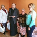 Священнослужитель вместе с волонтерами посетил объекты соцобслуживания Борисовского района