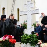 Епископ Вениамин молился за литией на могилах архимандрита Кирилла (Павлова) и архимандрита Наума (Байбородина)