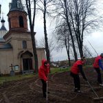 Волонтеры из Борисова приняли участие в облагораживании прихрамовой территории в д. Бытча