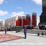 Патриарший Экзарх всея Беларуси принял участие в церемонии возложения венков к монументу Победы