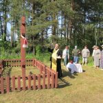 В поселке Ленок Крупского района освятили новосооруженные кресты
