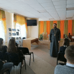 Клирик Воскресенского кафедрального собора иерей Артемий Прокофьев встретился и поговорил с учащимися на тему экологии