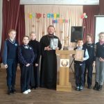Протоиерей Александр Лазовский провёл беседу с учащимися в Червенской гимназии на тему «Библия. Заповеди Божии»