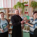 Иерей Михаил Романенков посетил Руденскую среднюю школу и Руденскую детскую библиотеку и передал в дар учреждениям книжные издания