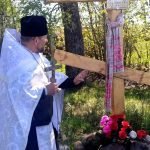 Протоиерей Александр Лазовский освятил поклонный крест в д. Заречье Червенского района