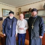 Священнослужители 1-го Пуховичского благочиния посетили ветерана ВОВ