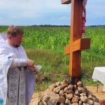Протоиерей Александр Лазовский освятил поклонный крест в д. Слобода Червенского района