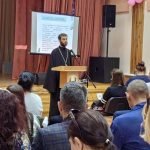В рамках Единого дня безопасности иерей Димитрий Качановский посетил общешкольное родительское собрание