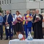 В День знаний протоиерей Андрей Евдокимов принял участие в праздничной линейке в СШ №8 г. Жодино