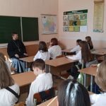 Иерей Сергий Чукович поговорил с жодинскими гимназистками о проблемах подросткового суицида