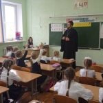 Священник Сергий Чукович провел беседу с гимназистками-первоклассницами