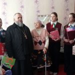 Протоиерей Николай Гмир с сестрами сестричества поздравил с Рождеством одиноких пожилых людей