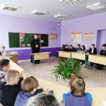 Иерей Олег Киселев поговорил об ответственности выбора с учащимися базовой школы аг. Турец