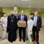 Священник Сергий Чукович посетил с пасхальными подарками Жодинскую больницу