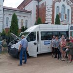 Протоиерей Андрей Капульцевич провел экскурсию по храму и освятил новые автобусы социальной службы